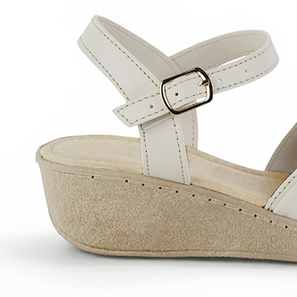 Vista trasera de la plataforma baja 5cm en la sandalia beige para dama con pulsera ajustable al tobillo, punta abierta 