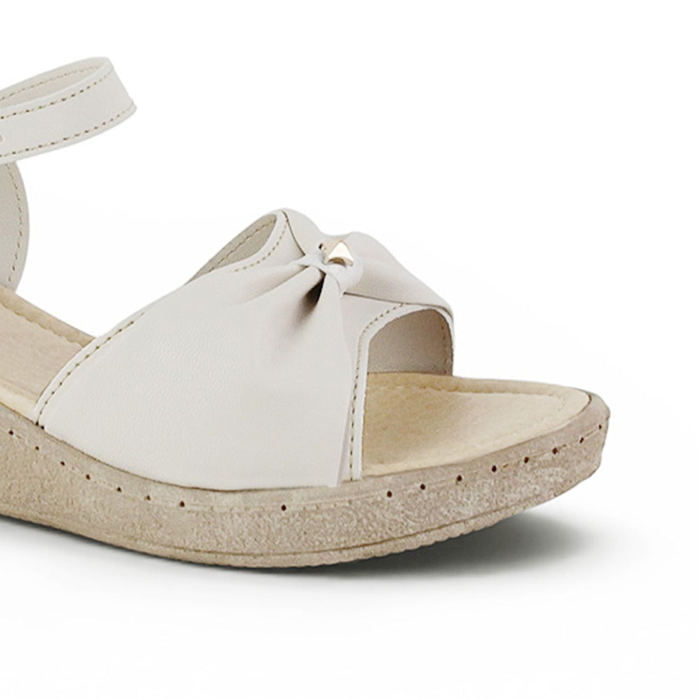 Detalle del material sintético en sandalia beige para dama con pulsera ajustable al tobillo plataforma media 5cm y punta abierta