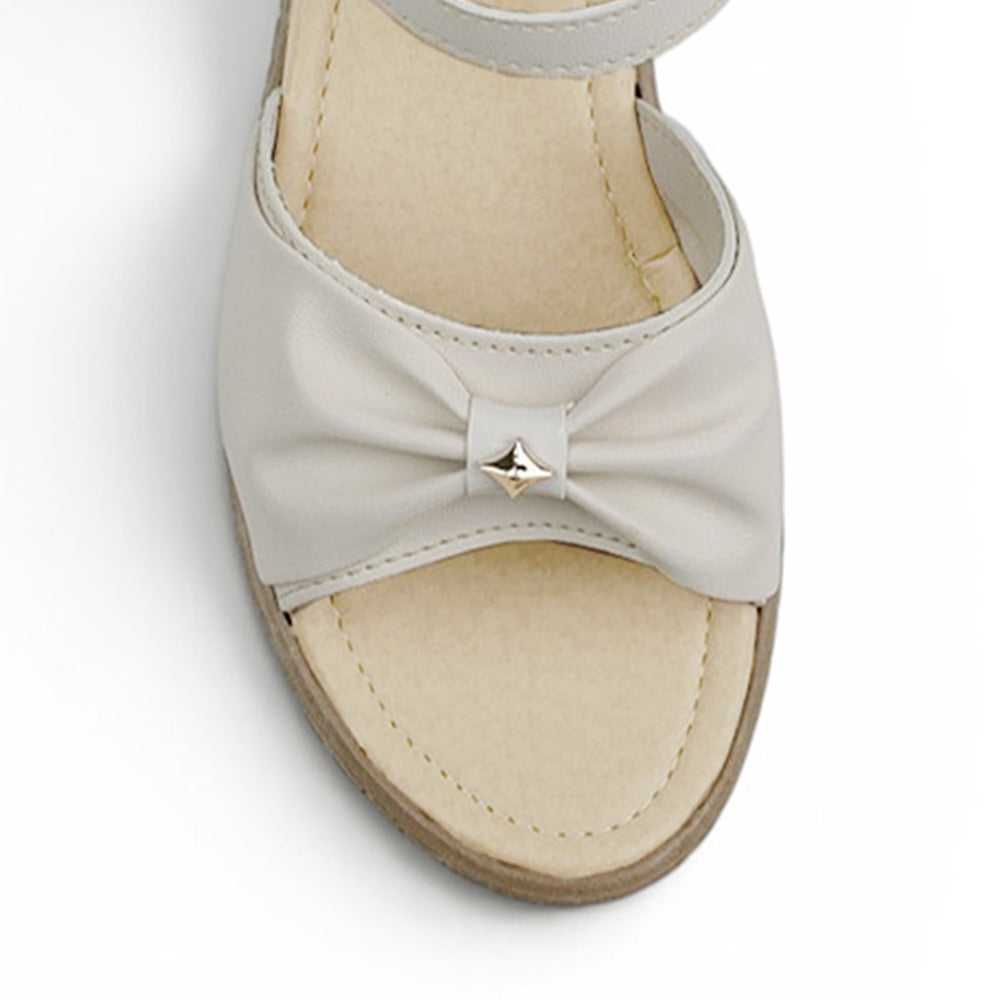 Vista del detalle en punta abierta de la sandalia beige con plataforma baja 5cm y pulsera ajustable al tobillo