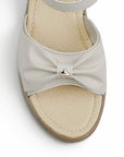 Vista del detalle en punta abierta de la sandalia beige con plataforma baja 5cm y pulsera ajustable al tobillo