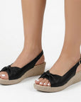 Sandalias negras para dama con punta abierta, pulsera ajustable y plataforma baja 5cm 
