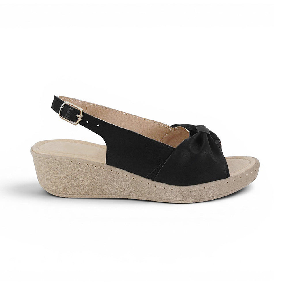 Vista lateral en sandalia negra para dama con punta abierta y pulsera ajustable de plataforma baja 5cm 