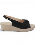 Vista lateral en sandalia negra para dama con punta abierta y pulsera ajustable de plataforma baja 5cm 