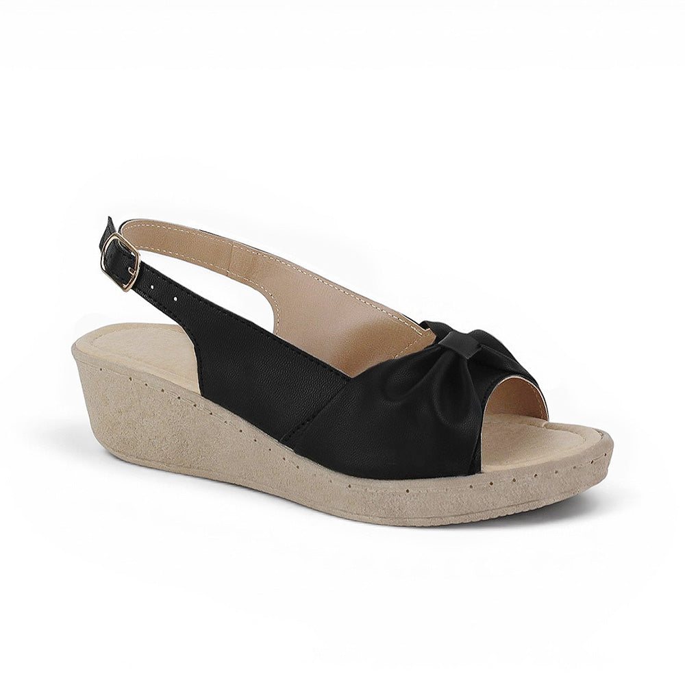 Vista diagonal de sandalia negra para dama con pulsera ajustable, punta abierta y plataforma baja 5cm 
