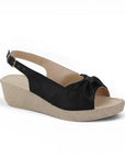 Vista diagonal de sandalia negra para dama con pulsera ajustable, punta abierta y plataforma baja 5cm 