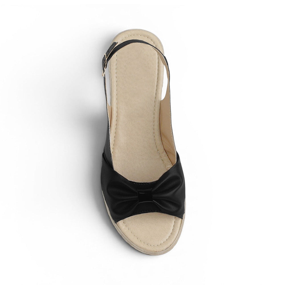 Vista superior de sandalia negra, punta abierta, pulsera ajustable y con plataforma baja 5cm para dama