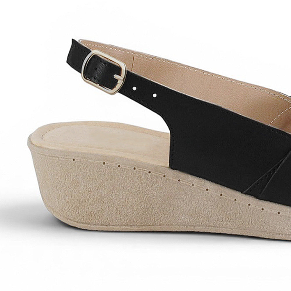 Vista trasera de la plataforma baja 5cm en la sandalia negra para dama con pulsera ajustable y punta abierta 