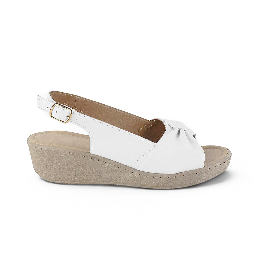 Vista lateral en sandalia blanca para dama con punta abierta y pulsera ajustable de plataforma baja 5cm 