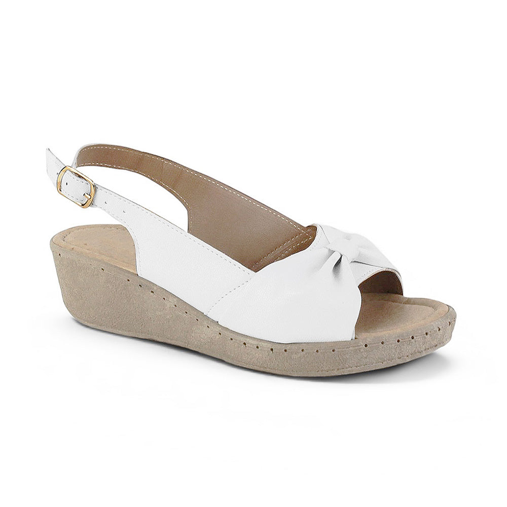 Vista diagonal de sandalia blanca para dama con pulsera ajustable, punta abierta y plataforma baja 5cm 