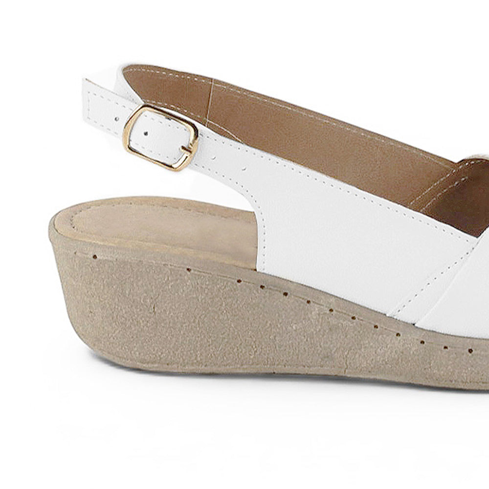 Vista trasera de la plataforma baja 5cm en la sandalia blanca para dama con pulsera ajustable y punta abierta 