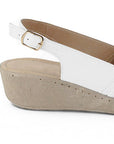Vista trasera de la plataforma baja 5cm en la sandalia blanca para dama con pulsera ajustable y punta abierta 
