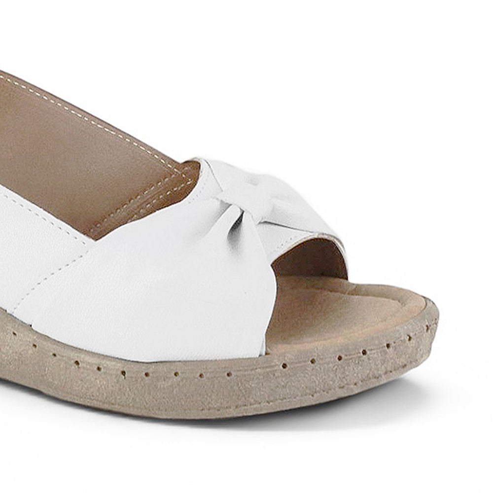 Detalle del material sintético en sandalia blanca para dama con pulsera ajustable, plataforma media 5cm y punta abierta