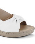 Detalle del material sintético en sandalia blanca para dama con pulsera ajustable, plataforma media 5cm y punta abierta