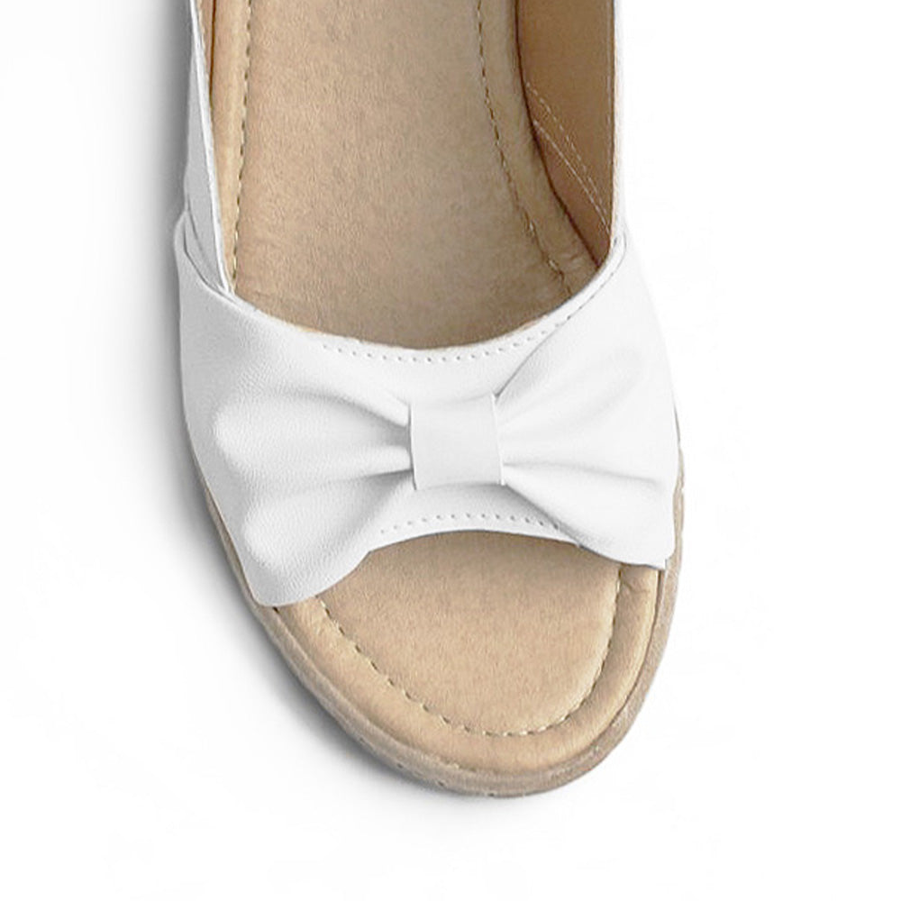 Vista del detalle en punta abierta de la sandalia blanca con plataforma baja 5cm y pulsera ajustable
