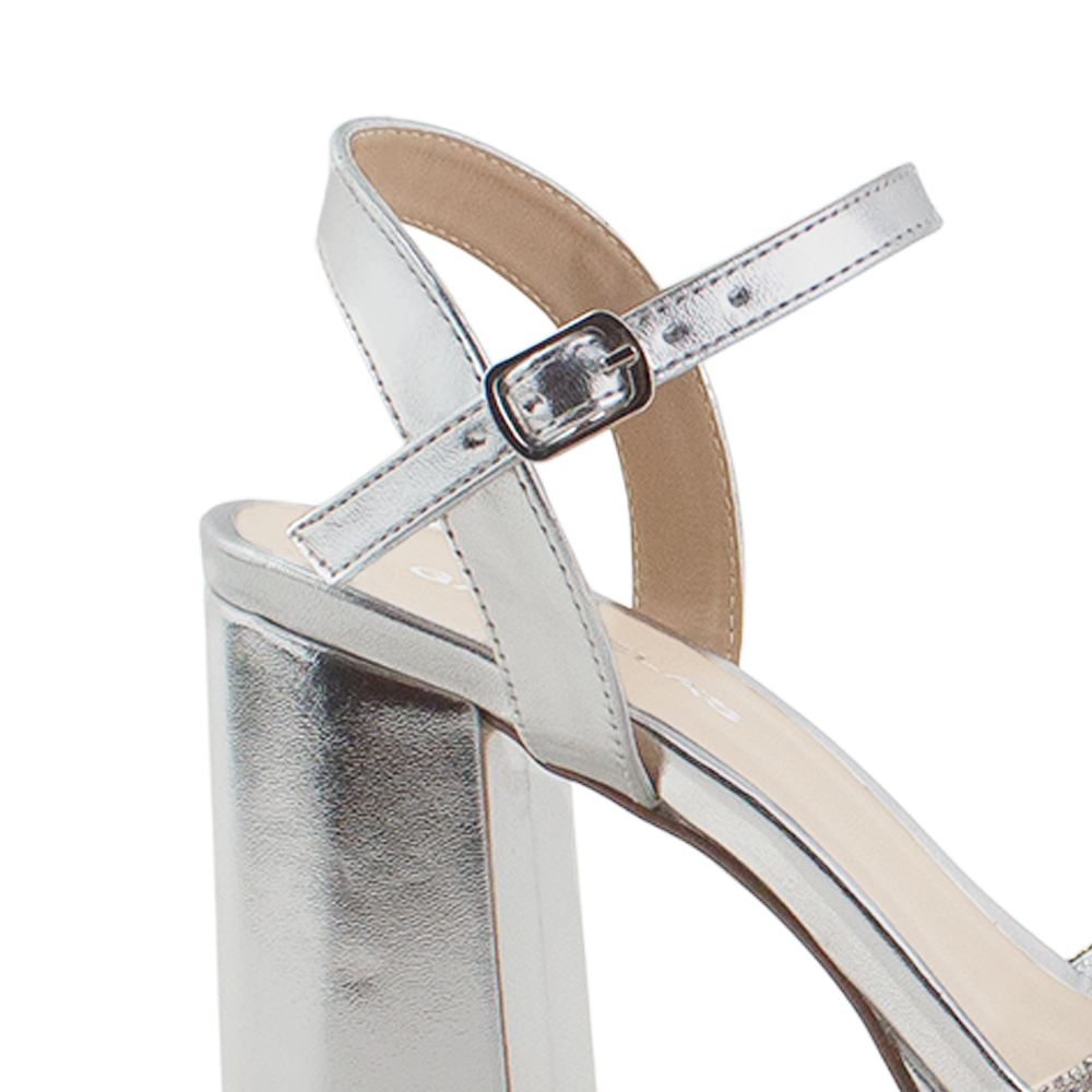 Vista trasera de pulsera ajustable en zapatilla plateada para mujer con pedreria y tacon ancho de 10cm