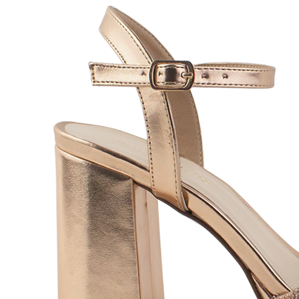 Vista trasera de pulsera ajustable en zapatilla oro rosa para mujer con pedreria y tacon ancho de 10cm