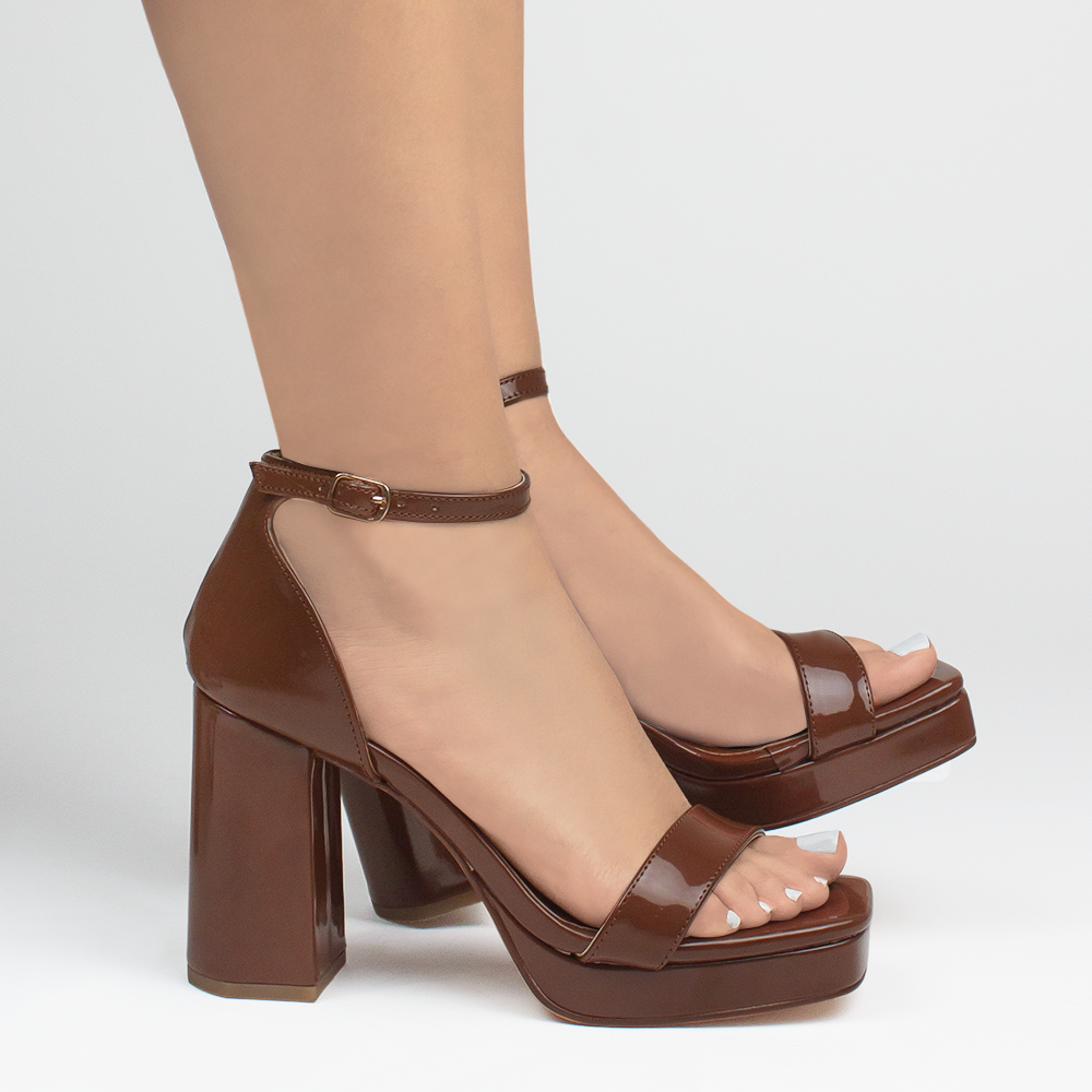 Zapatillas cafes para mujer con diseño descubierto de punta cuadrada y tacón bloque de 10cm
