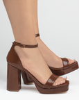 Zapatillas cafes para mujer con diseño descubierto de punta cuadrada y tacón bloque de 10cm
