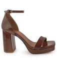 Vista lateral de zapatilla café para mujer con diseño descubierto punta cuadrada y tacón bloque medio de 10cm