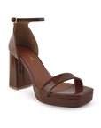 Vista diagonal de zapatilla café para mujer con punta cuadrada ajustable con pulsera al tobillo y tacón de 10cm 