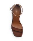 Vista superior de zapatilla para mujer con pulsera ajustable y punta cuadrada en color café