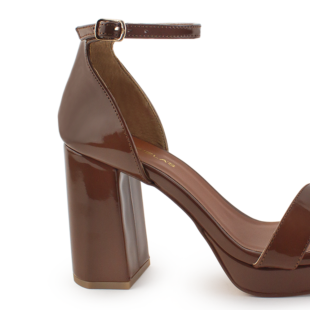 Vista trasera de tacón bloque medio de 10cm en zapatilla café para mujer con pulsera ajustable al tobillo