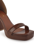 Vista a detalle de zapatilla para mujer con punta cuadrada ajustable con pulsera al tobillo y plataforma delantera en color café