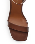 Vista de material charol en zapatilla café para mujer con punta cuadrada, pulsera al tobillo y tacón de 10cm