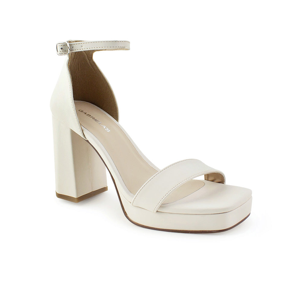Vista diagonal de zapatilla beige para mujer con punta cuadrada ajustable con pulsera al tobillo y tacón de 10cm 