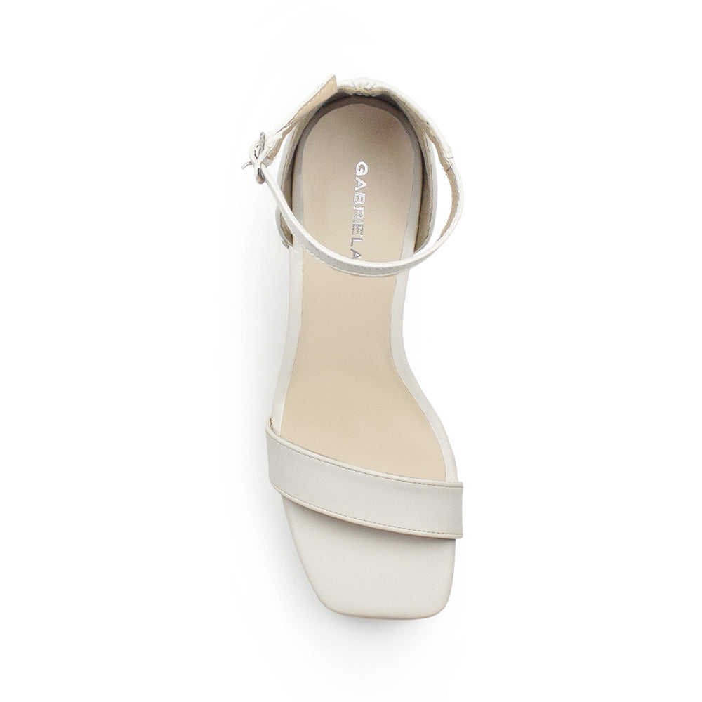 Vista superior de zapatilla para mujer con pulsera ajustable y punta cuadrada en color beige