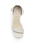 Vista superior de zapatilla para mujer con pulsera ajustable y punta cuadrada en color beige