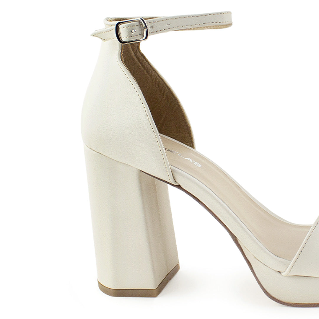 Vista trasera de tacón bloque medio de 10cm en zapatilla beige para mujer con pulsera ajustable al tobillo