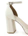 Vista trasera de tacón bloque medio de 10cm en zapatilla beige para mujer con pulsera ajustable al tobillo