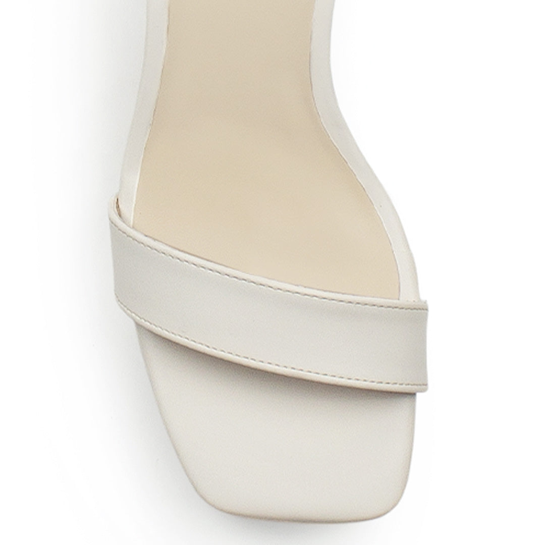 Vista de material cabra sintético en zapatilla beige para mujer con punta cuadrada, pulsera al tobillo y tacón de 10cm