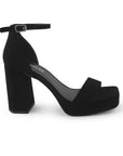 Vista lateral de zapatilla negra para mujer con diseño descubierto punta cuadrada y tacón bloque medio de 10cm