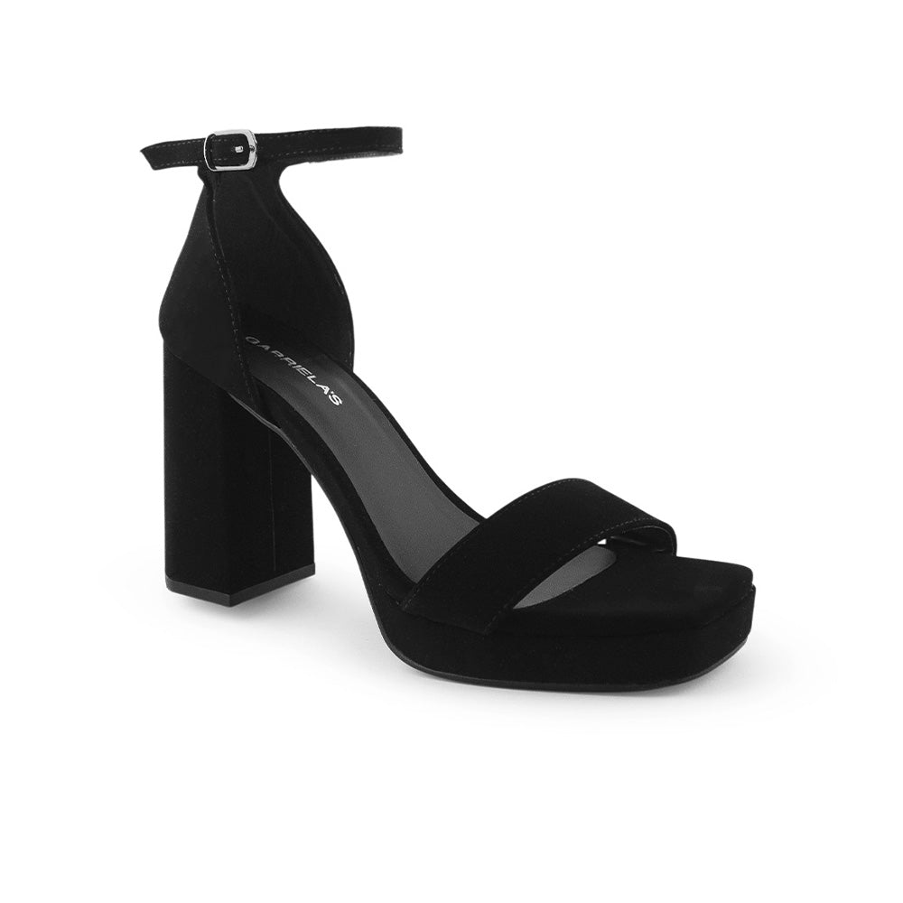Vista diagonal de zapatilla negra para mujer con punta cuadrada ajustable con pulsera al tobillo y tacón de 10cm 