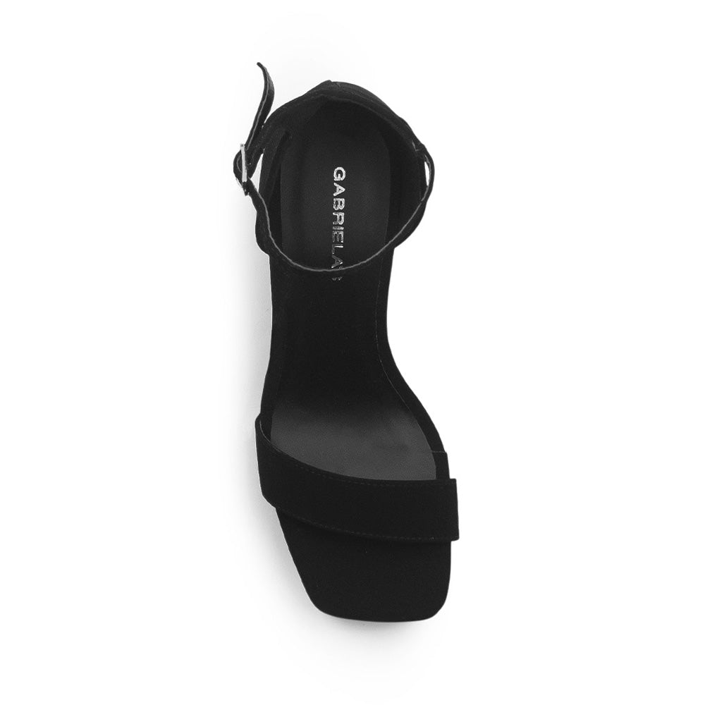 Vista superior de zapatilla para mujer con pulsera ajustable y punta cuadrada en color negro