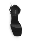 Vista superior de zapatilla para mujer con pulsera ajustable y punta cuadrada en color negro