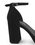 Vista trasera de tacón bloque medio de 10cm en zapatilla negra para mujer con pulsera ajustable al tobillo