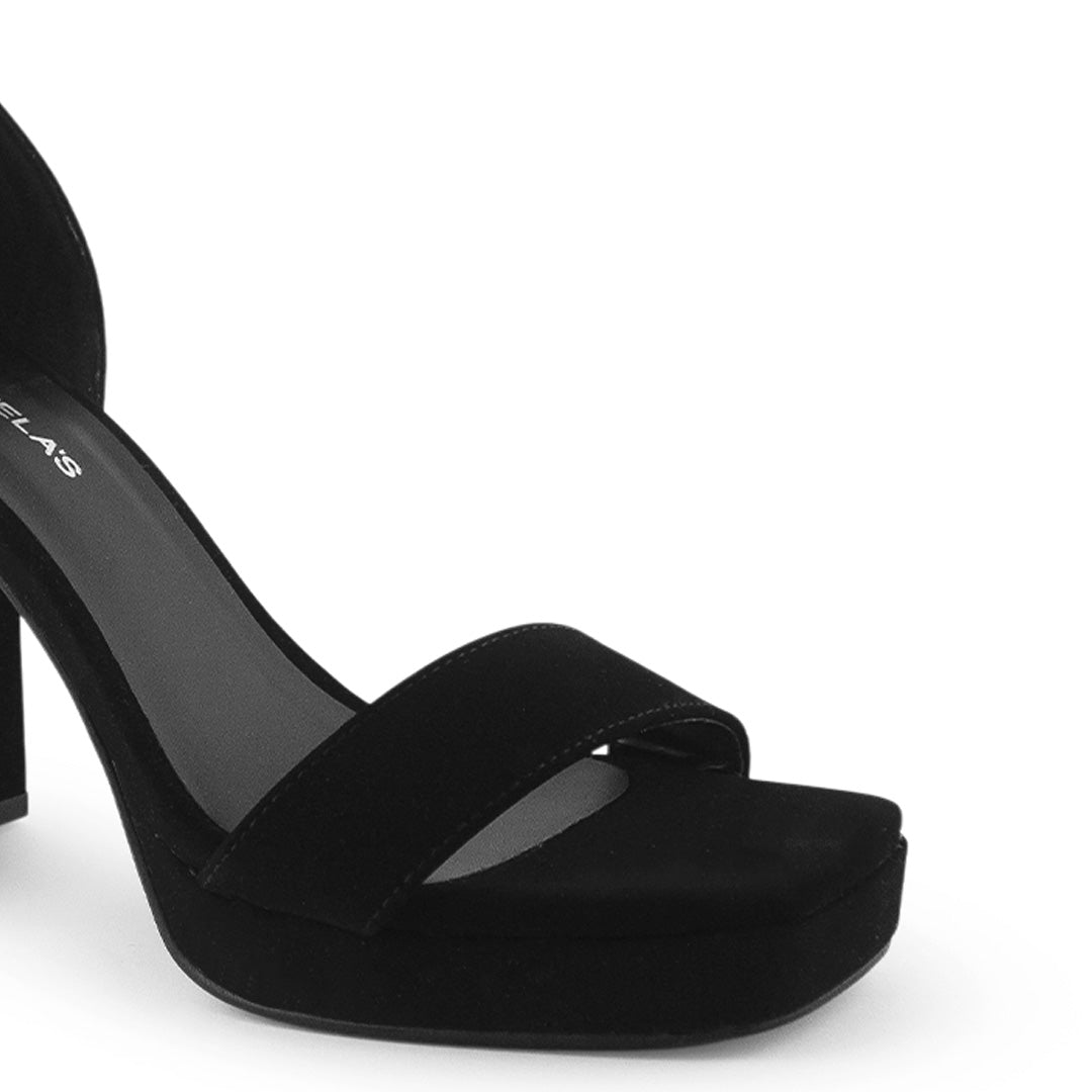 Vista a detalle de zapatilla para mujer con punta cuadrada ajustable con pulsera al tobillo y plataforma delantera en color negro