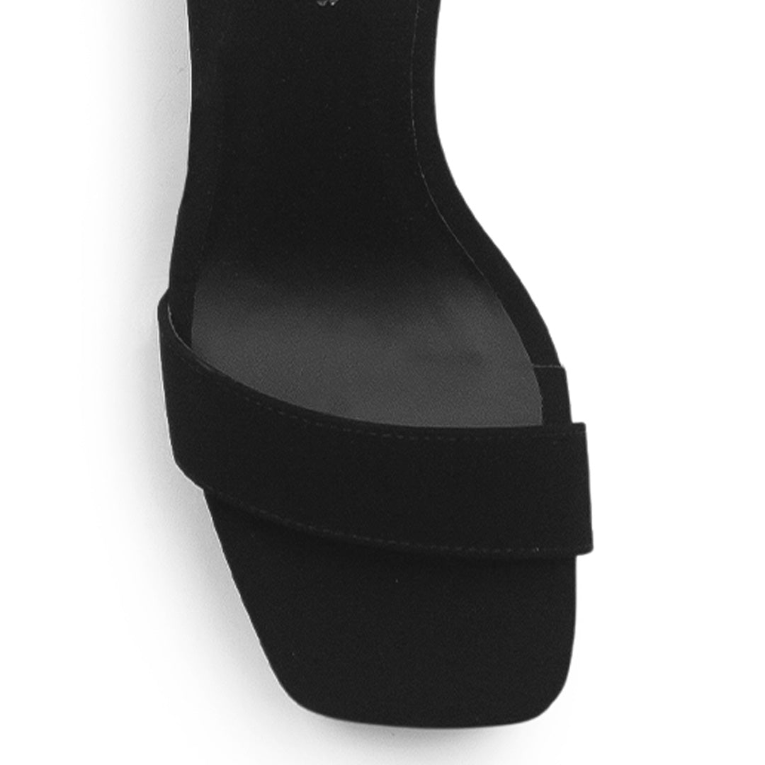 Vista de material buck en zapatilla negra para mujer con punta cuadrada, pulsera al tobillo y tacón de 10cm