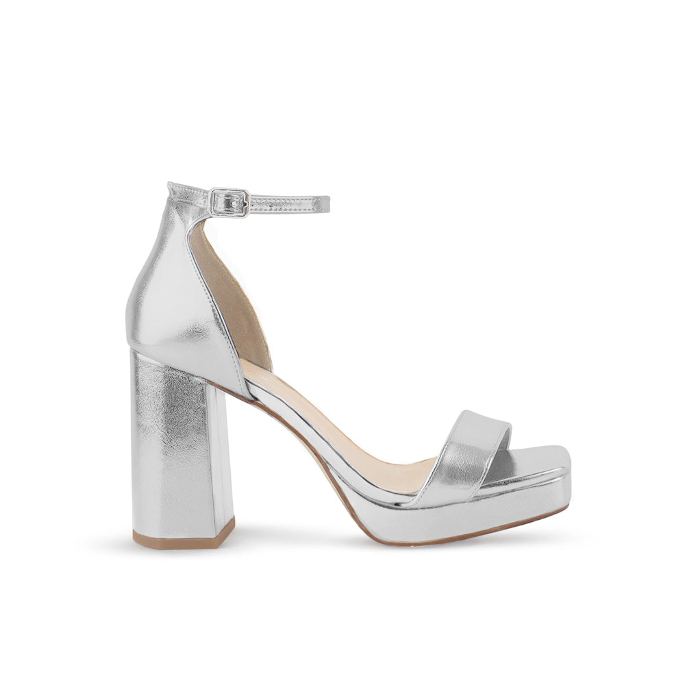 Vista lateral de zapatilla plata para mujer con diseño descubierto punta cuadrada y tacón bloque medio de 10cm
