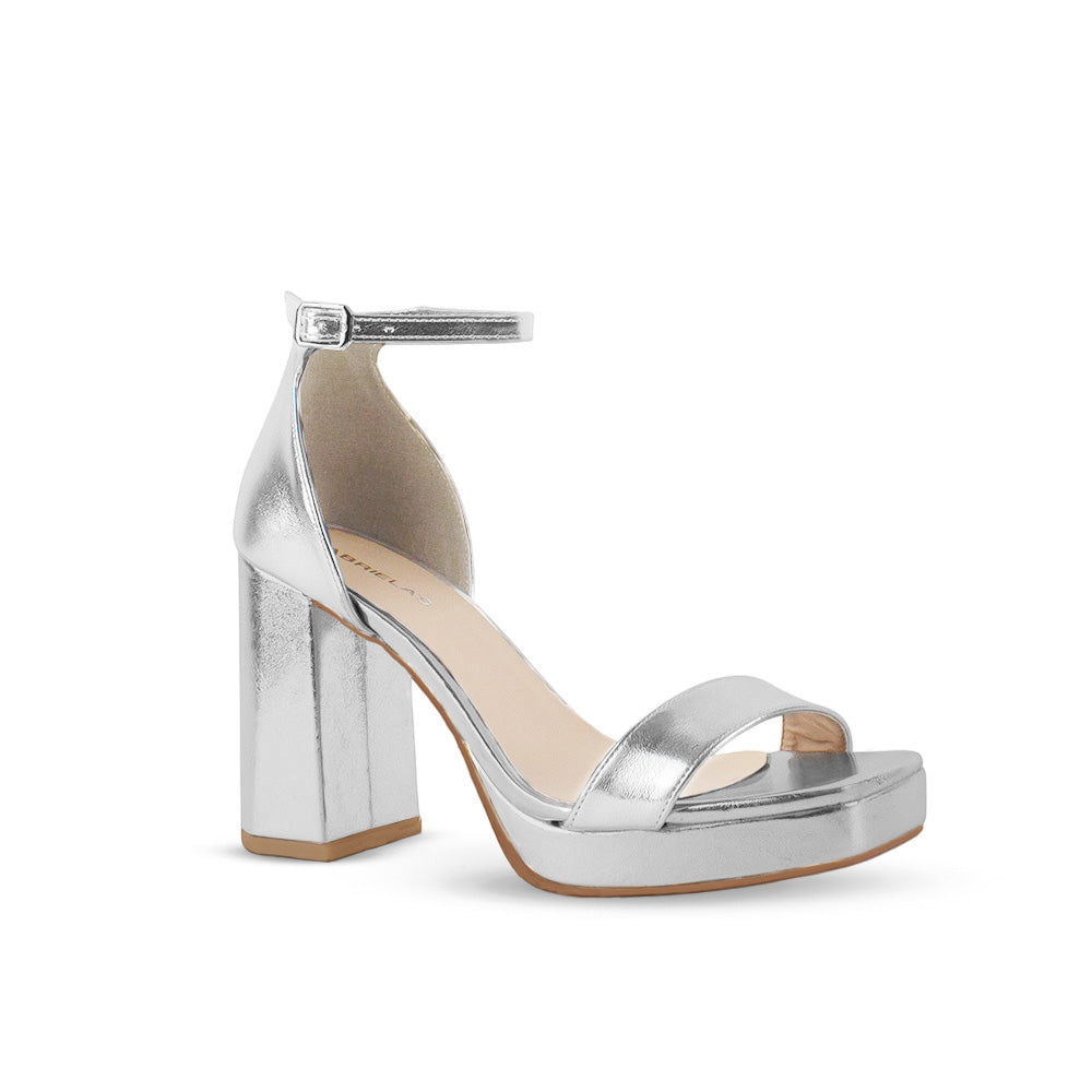 Vista diagonal de zapatilla plata para mujer con punta cuadrada ajustable con pulsera al tobillo y tacón de 10cm 