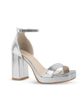 Vista diagonal de zapatilla plata para mujer con punta cuadrada ajustable con pulsera al tobillo y tacón de 10cm 
