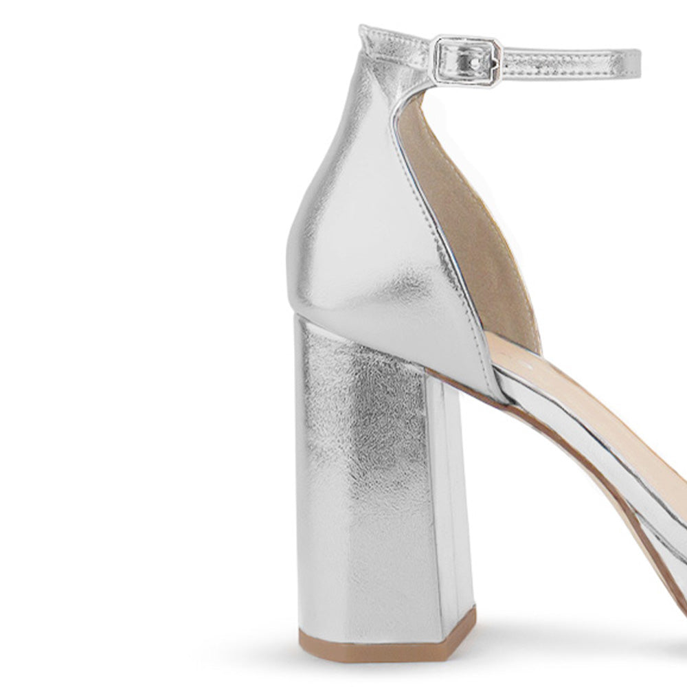 Vista trasera de tacón bloque medio de 10cm en zapatilla plata para mujer con pulsera ajustable al tobillo