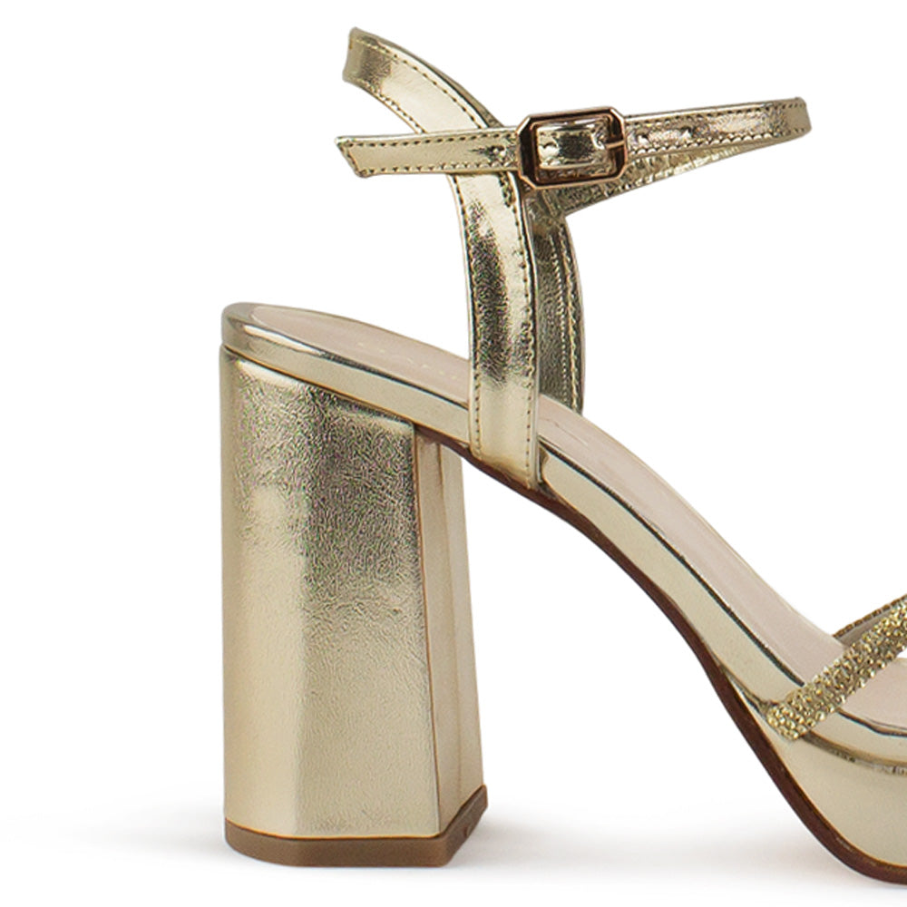 Vista trasera de pulsera ajustable en zapatilla plateada para mujer con pedreria y tacon ancho de 10cm
