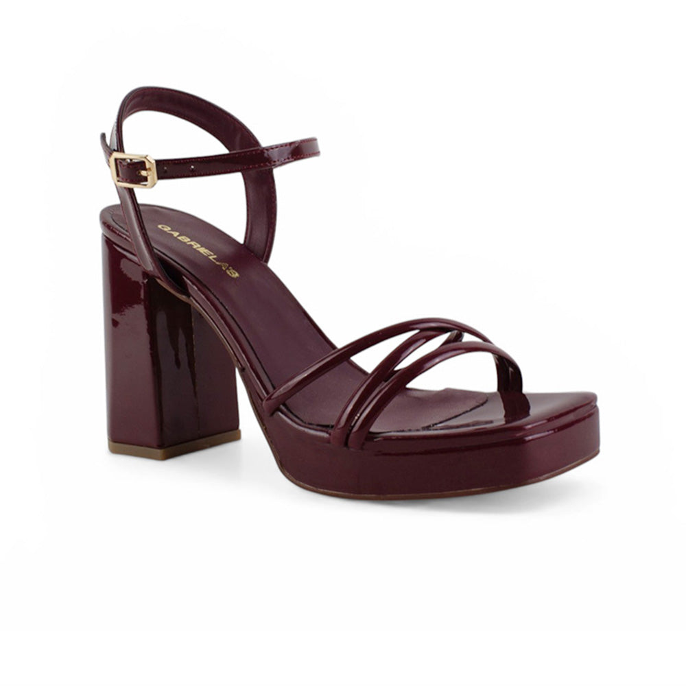 Vista diagonal de zapatilla vino para mujer con punta cuadrada tiras cruzadas y tacón medio de 10cm