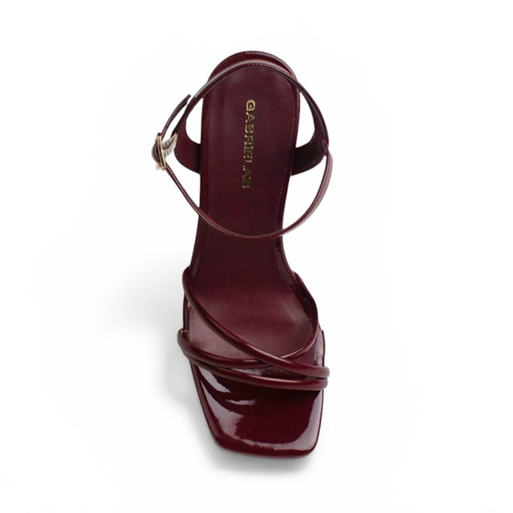 Vista superior de zapatilla vino de diseño descubierto para mujer con punta cuadrada tiras delgadas cruzadas y pulsera ajustable al tobillo
