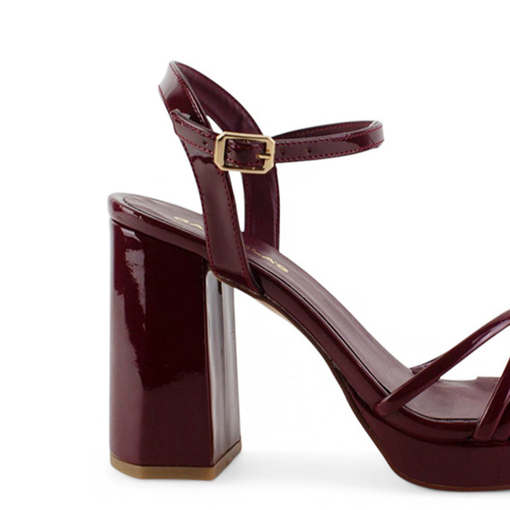 Vista trasera de tacón bloque ancho de 10cm en zapatilla vino para mujer con pulsera ajustable al tobillo