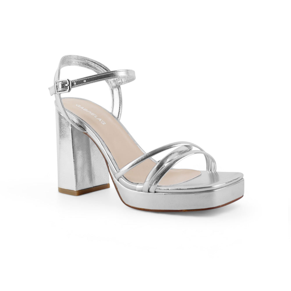 Vista diagonal de zapatilla plateadas para mujer con punta cuadrada tiras cruzadas y tacón medio de 10cm